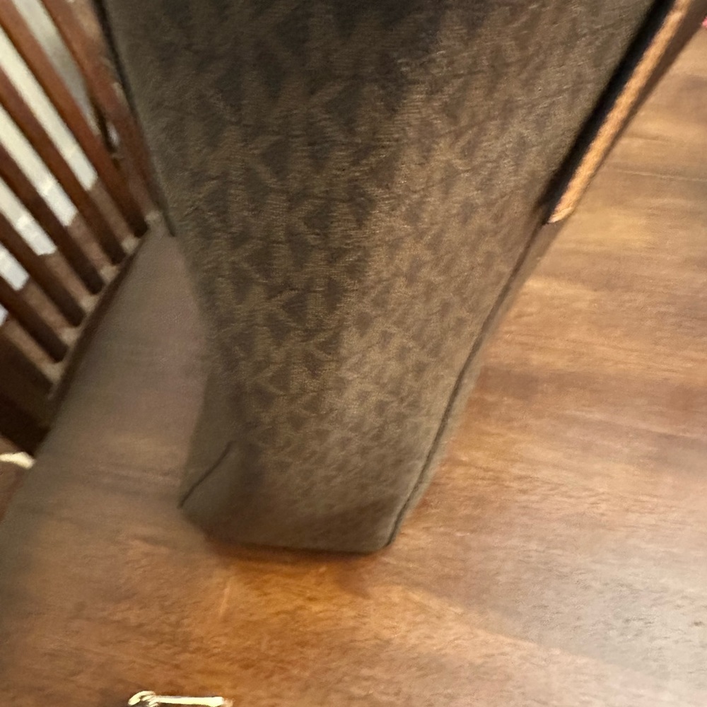 Michael Kors Large East West Tote  with matching wallet . - Picture 8 of 12